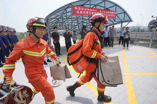 这个赛季还有足够时间建立势头？库里：抱歉回答很简短 但绝对有